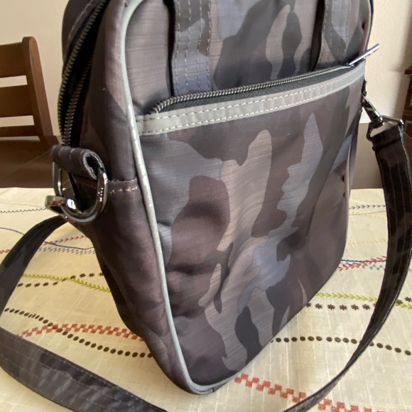 Lug Boxcar crossbody - Picture 3 of 12